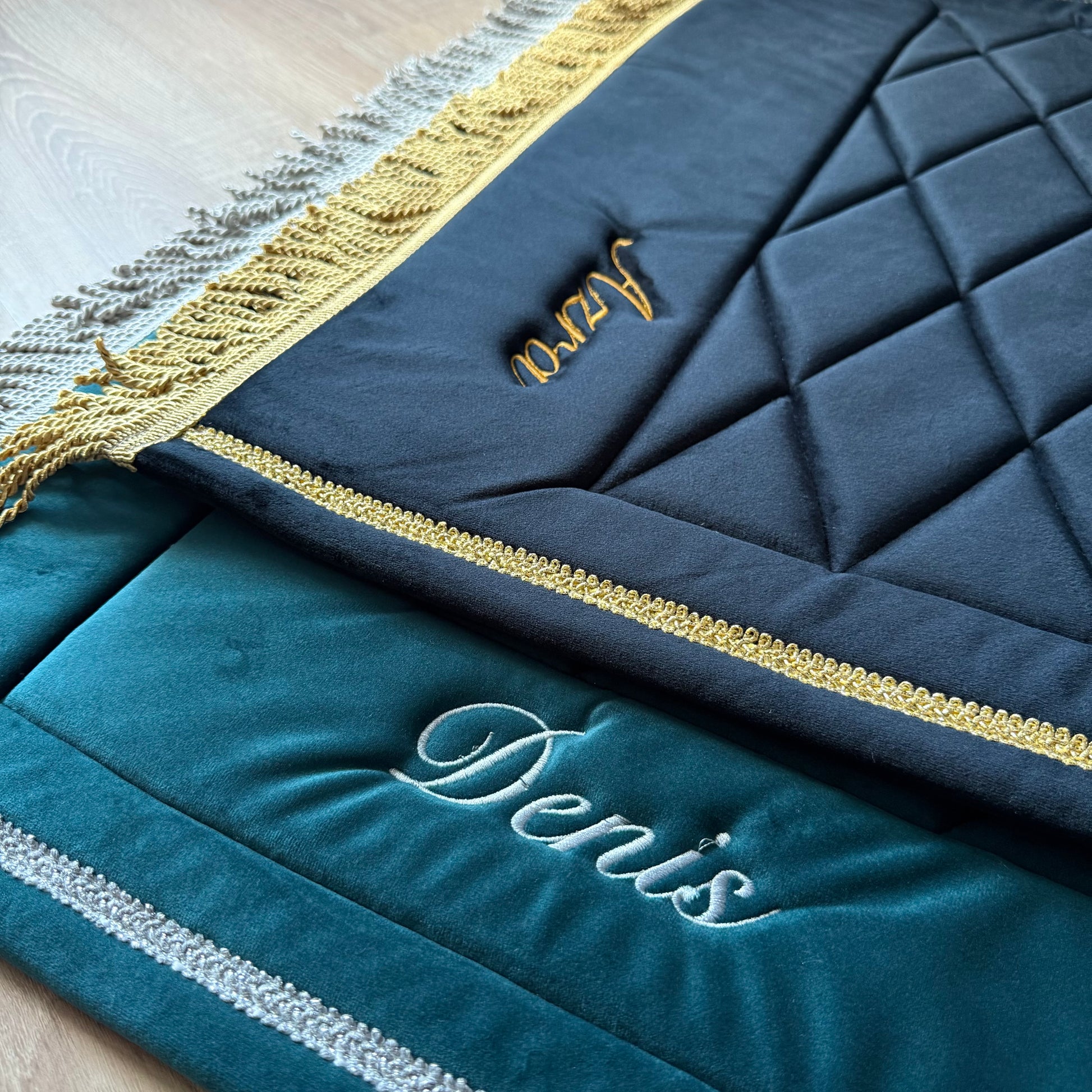 Sedzade , serdzade, sedžade za klanjnje, Islam, Kuran, musliman, serdžade, Ramazan

“Personalizirana sedžada za namaz sa graviranim imenom”

“Sedžada za klanjanje sa vašim imenom, mogućnost graviranja”

“Mekana sedžada za molitvu sa personalizacijom imena”

“Luksuzna sedžada za namaz, graviranje imena po želji”

“Jedinstvena sedžada za klanjanje sa vlastitim imenom”