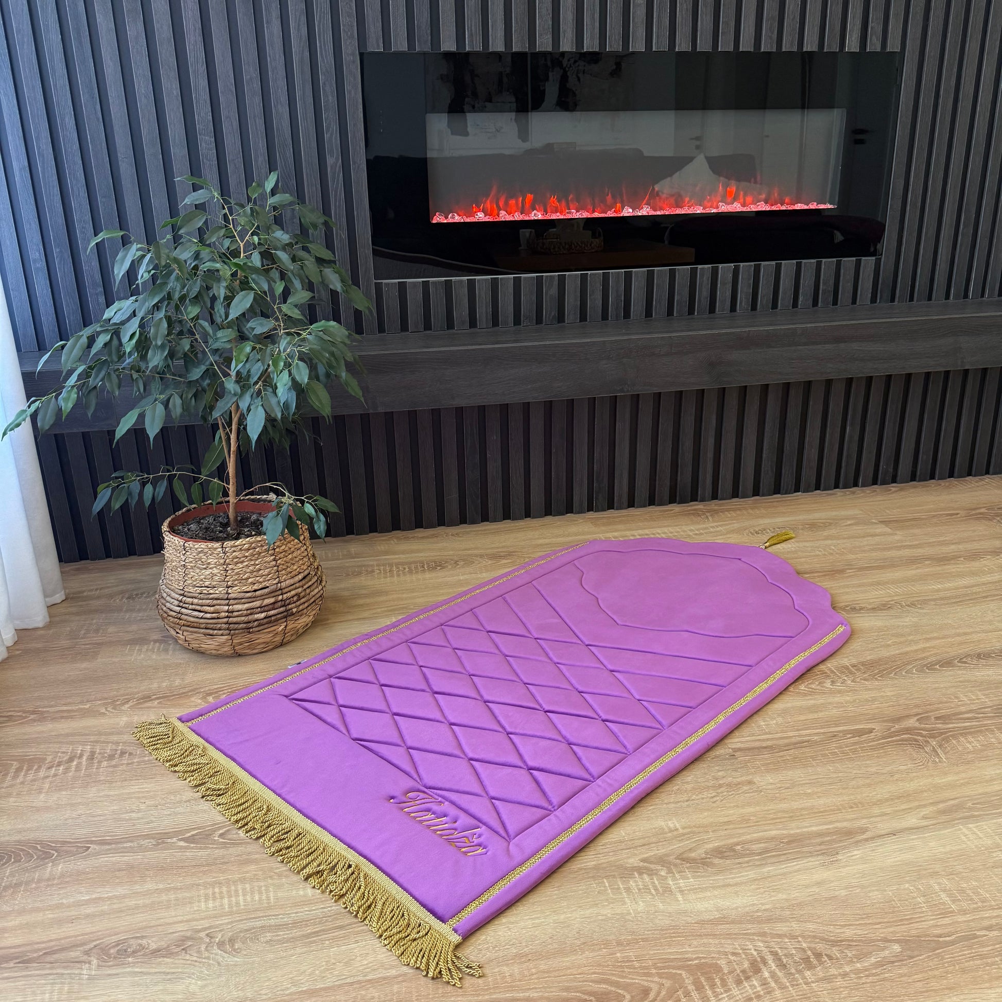 “Plava sedžada za namaz sa zlatnim detaljima”

“Zelena sedžada za molitvu sa geometrijskim uzorcima”

“Crvena luksuzna sedžada za klanjanje”

“Ljubicasta mekana sedžada za namaz”

“Bež sedžada za molitvu sa tradicionalnim motivima”

“Smeđa sedžada za namaz, izrađena u Bosni i Hercegovini”

“Narandžasta sedžada za klanjanje sa dekorativnim detaljima”

“Roza sedžada za molitvu, pogodna za kućnu upotrebu”

“Siva luksuzna sedžada za namaz sa elegantnim dezenom”

“Tirkizna sedžada za klanjanje, mekana i udobna”