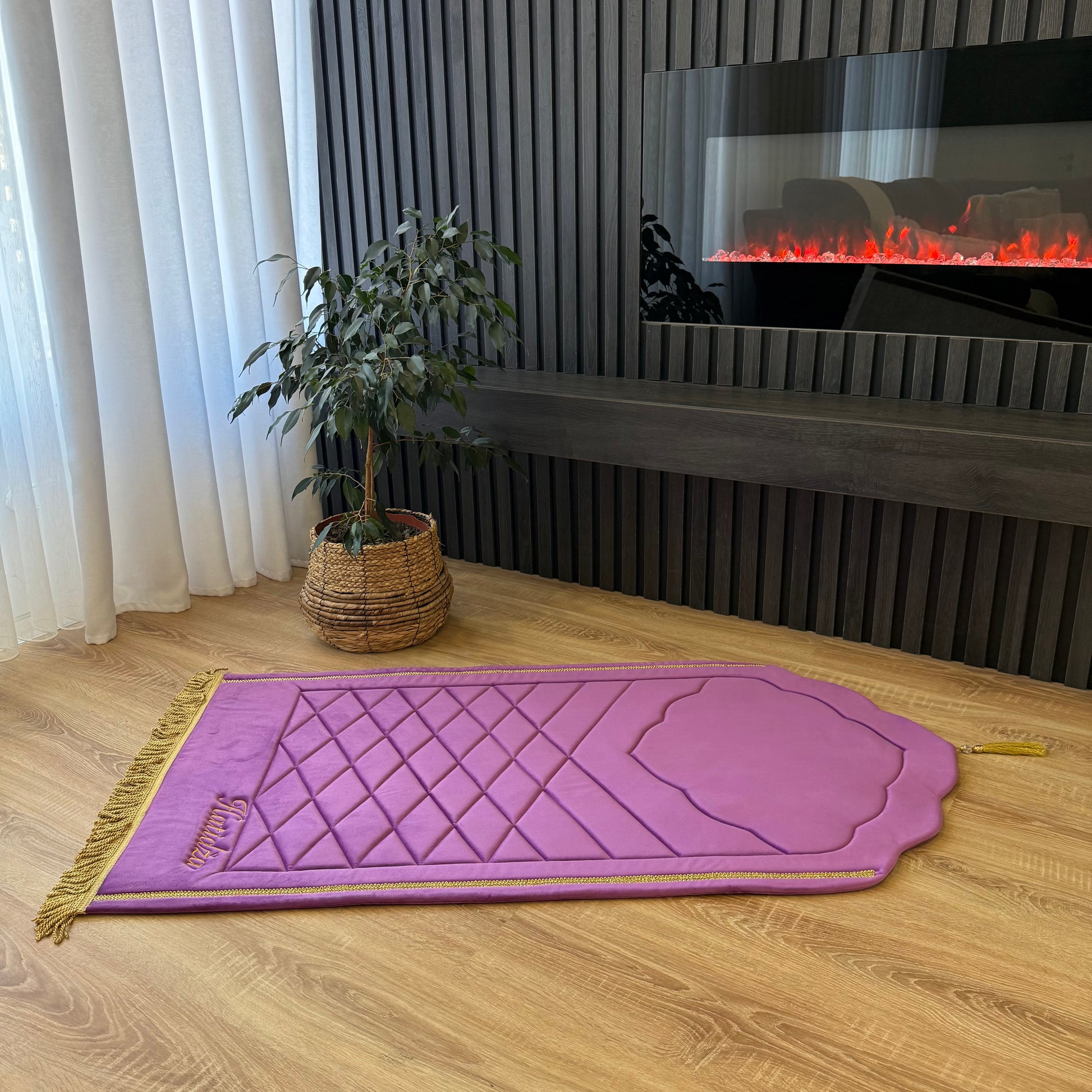 “Plava sedžada za namaz sa zlatnim detaljima”

“Zelena sedžada za molitvu sa geometrijskim uzorcima”

“Crvena luksuzna sedžada za klanjanje”

“Ljubicasta mekana sedžada za namaz”

“Bež sedžada za molitvu sa tradicionalnim motivima”

“Smeđa sedžada za namaz, izrađena u Bosni i Hercegovini”

“Narandžasta sedžada za klanjanje sa dekorativnim detaljima”

“Roza sedžada za molitvu, pogodna za kućnu upotrebu”

“Siva luksuzna sedžada za namaz sa elegantnim dezenom”

“Tirkizna sedžada za klanjanje, mekana i udobna”