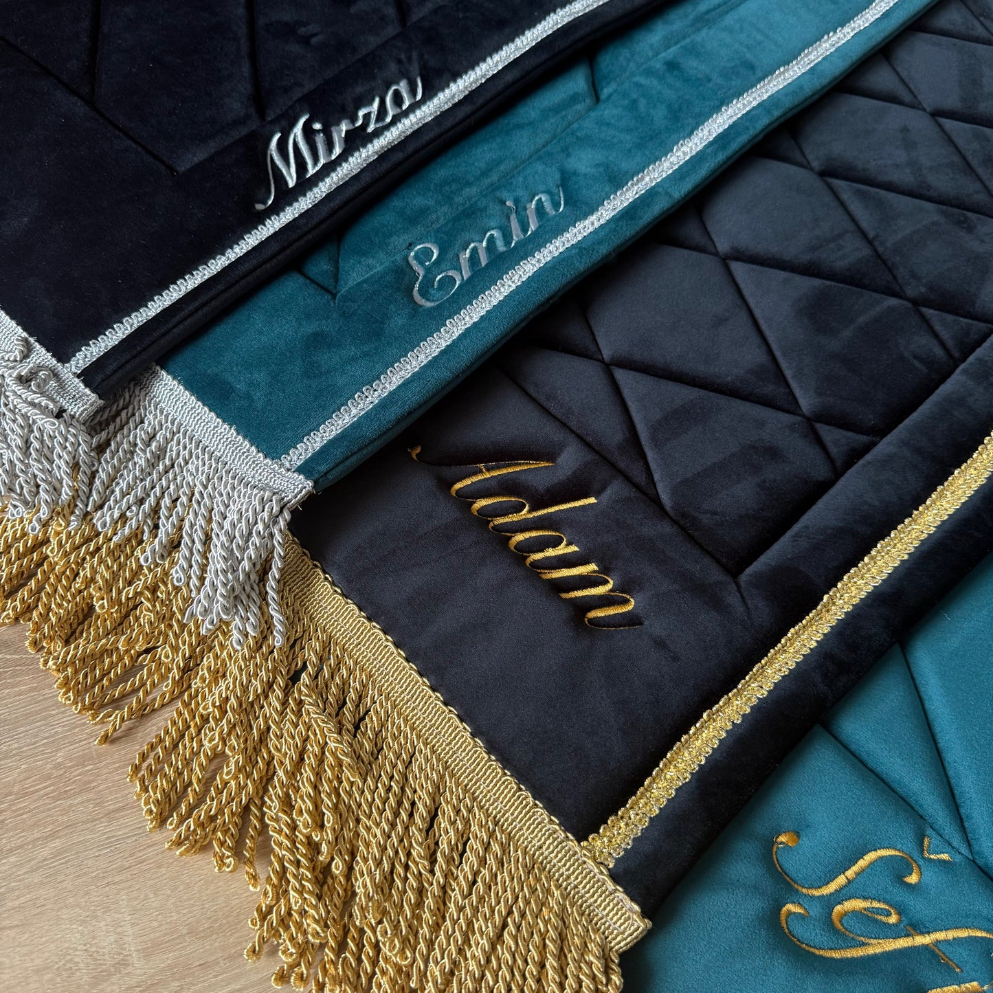 “Personalizirana sedžada za namaz sa graviranim imenom”

“Sedžada za klanjanje sa vašim imenom, mogućnost graviranja”

“Mekana sedžada za molitvu sa personalizacijom imena”

“Luksuzna sedžada za namaz, graviranje imena po želji”

“Jedinstvena sedžada za klanjanje sa vlastitim imenom”