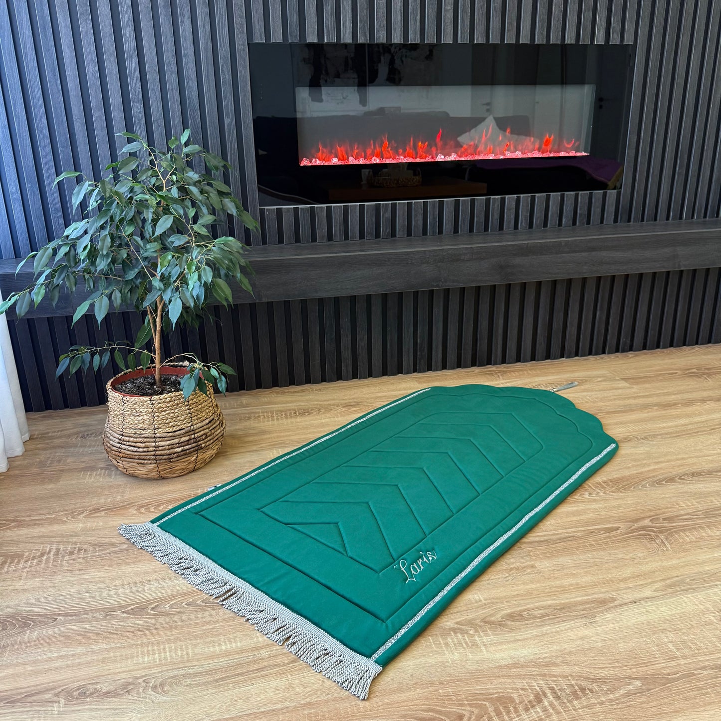 “Plava sedžada za namaz sa zlatnim detaljima”

“Zelena serdžade za molitvu sa geometrijskim uzorcima

“Crvena luksuzna sedžada za klanjanje”

“Ljubicasta mekana sedžada za namaz”

“Bež serdžada za molitvu sa tradicionalnim motivima”

“Smeđa sedžada za namaz, izrađena u Bosni i Hercegovini”

“Narandžasta sedžada za klanjanje sa dekorativnim detaljima”

“Roza sedžada za molitvu, pogodna za kućnu upotrebu”

“Siva luksuzna sedžada za namaz sa elegantnim dezenom”

“Tirkizna sedžada za klanjanje, mekana i udobna”