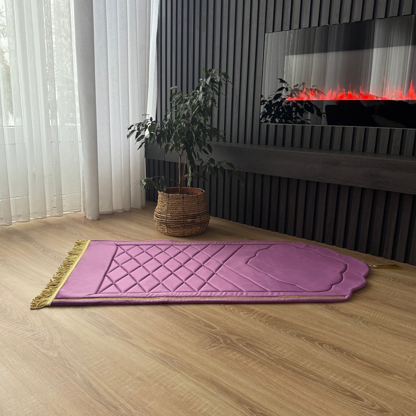 •	„Spužvasta ljubičasta sežada za namaz, mekana i udobna“
	•	„Ljubičasta spužvasta sežada za molitvu – islamski molitveni tepih“
	•	„Mekana spužvasta sežada ljubičaste boje za svakodnevni namaz“

Detaljnije (bolje za e-commerce):
	•	„Spužvasta ljubičasta sežada za namaz, mekani molitveni tepih s udobnom podlogom“
	•	„Kvalitetna ljubičasta sežada sa spužvastim punjenjem za udobnu molitvu“
	•	„Islamska sežada ljubičaste boje, spužvasta i mekana, idealna za kućnu upotrebu“