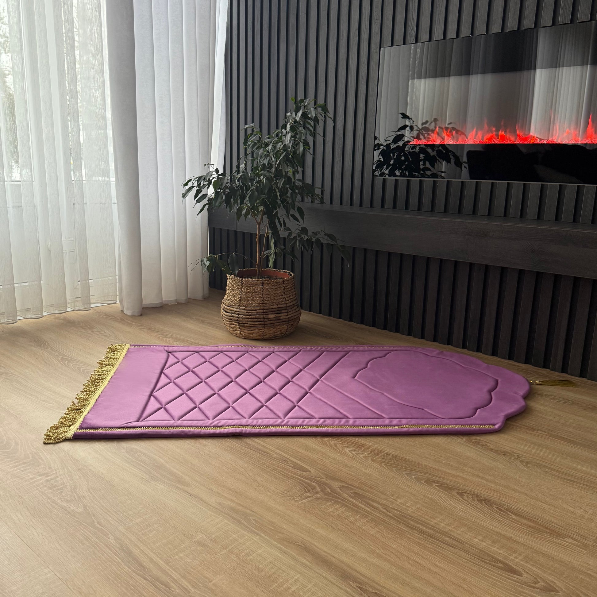 •	„Spužvasta ljubičasta sežada za namaz, mekana i udobna“
	•	„Ljubičasta spužvasta sežada za molitvu – islamski molitveni tepih“
	•	„Mekana spužvasta sežada ljubičaste boje za svakodnevni namaz“

Detaljnije (bolje za e-commerce):
	•	„Spužvasta ljubičasta sežada za namaz, mekani molitveni tepih s udobnom podlogom“
	•	„Kvalitetna ljubičasta sežada sa spužvastim punjenjem za udobnu molitvu“
	•	„Islamska sežada ljubičaste boje, spužvasta i mekana, idealna za kućnu upotrebu“