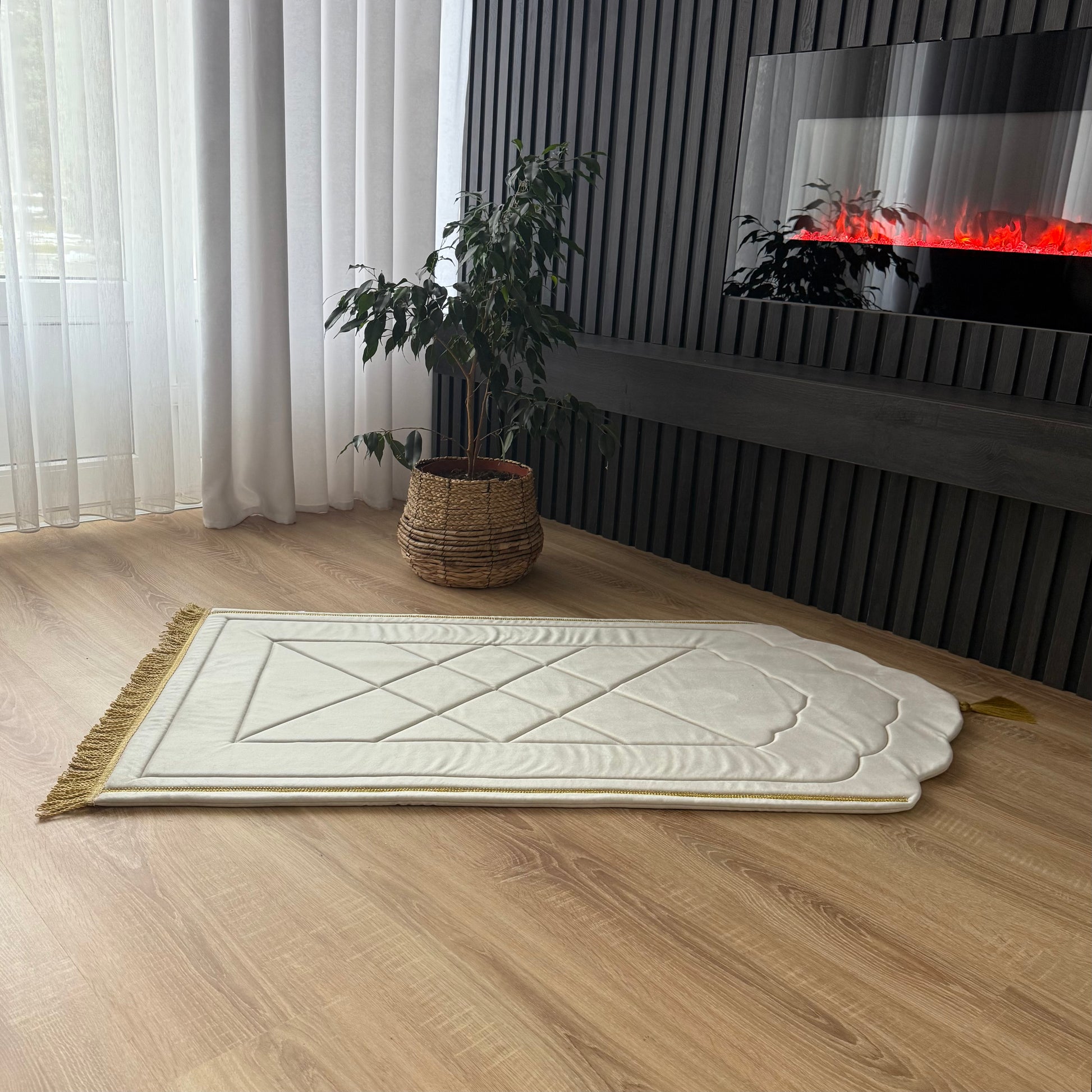 Spužvasta sedžada u bež boji s mekanom teksturom.

„Udobna spužvasta sedžada u neutralnoj bež boji.”

„Mekana spužvasta islamska sedžada u bež nijansi.”

„Minimalistička spužvasta sedžada u toploj bež boji.”