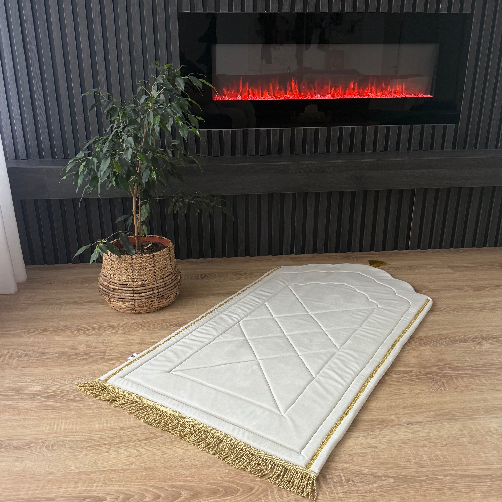 Spužvasta sedžada u bež boji s mekanom teksturom.”

„Udobna spužvasta sedžada u neutralnoj bež boji.”

„Mekana spužvasta islamska sedžada u bež nijansi.”

„Minimalistička spužvasta sedžada u toploj bež boji.”